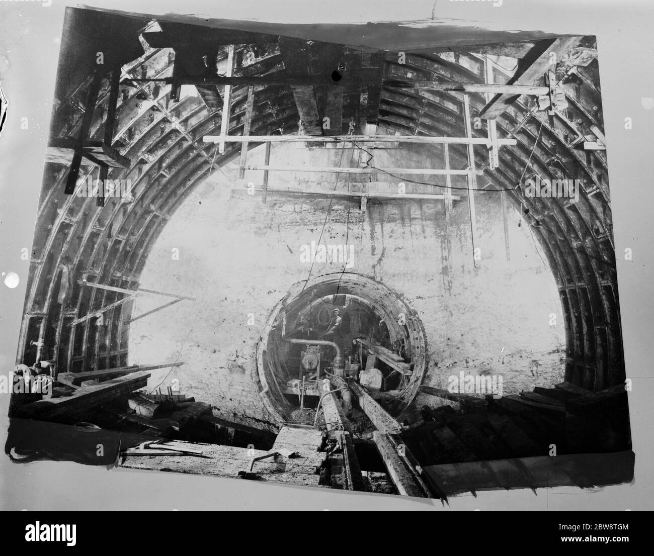 Die Fertigstellung des Pilot Dartford Tunnel . Der Ort, an dem sich die beiden Teile des Tunnels treffen, einer kommt aus Essex und der andere aus Kent. 11. Oktober 1938 Stockfoto
