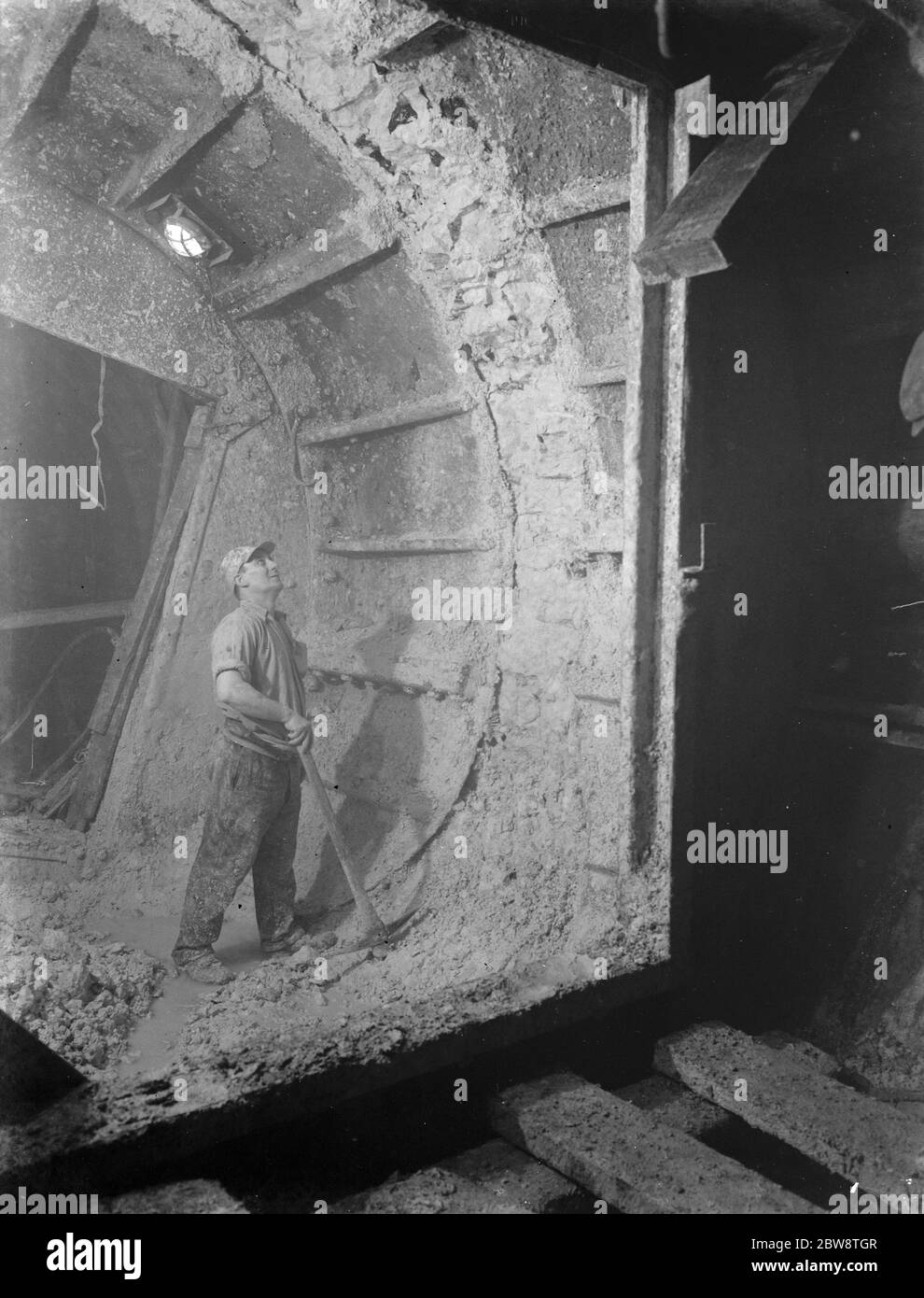 Die Fertigstellung des Pilot Dartford Tunnel . Miner, Joe Moon, arbeitet um den Tunnelschild an der Kent-Seite des Tunnels. 11. Oktober 1938 Stockfoto