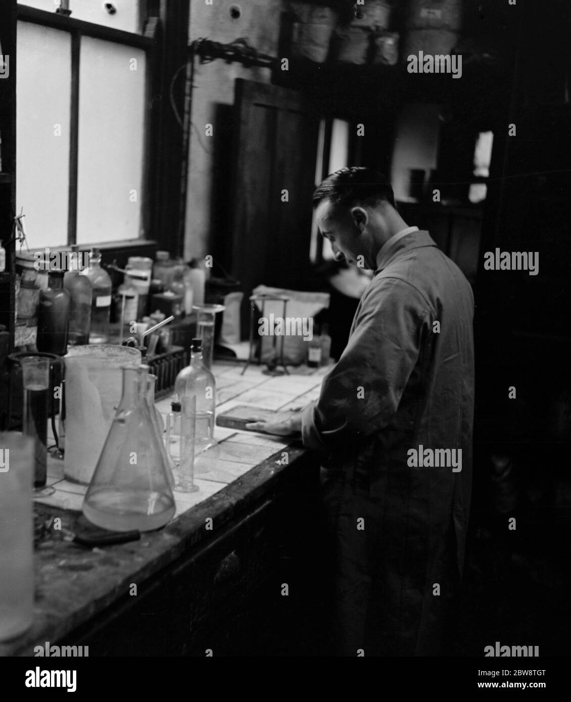 Das Labor in einem Chemiegeschäft . 1936 Stockfoto