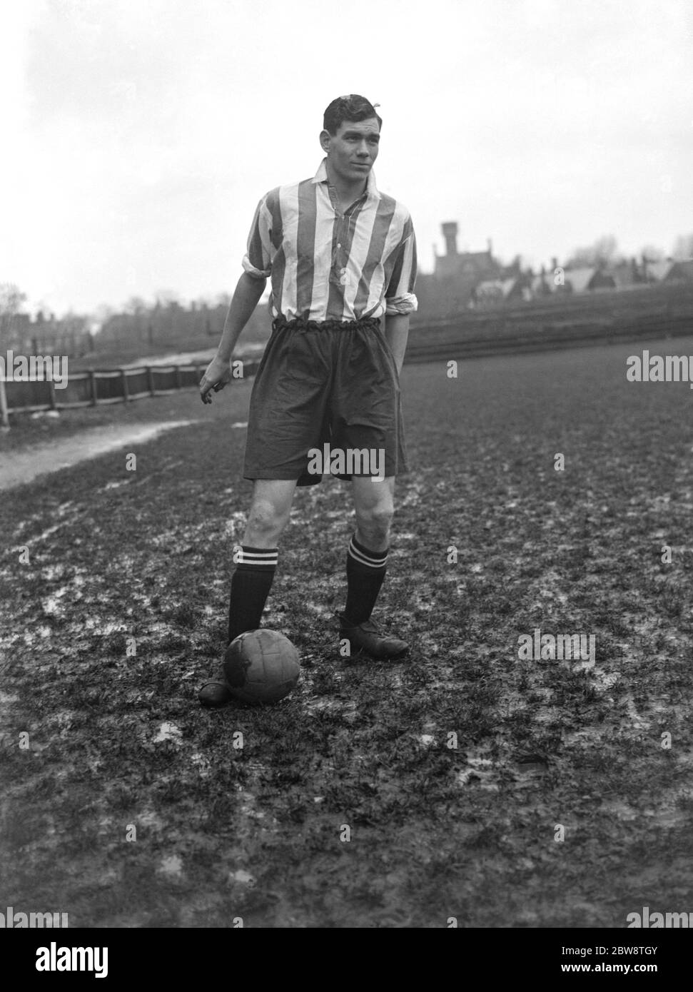 Fred Dell von Dartford Football Club posiert mit dem Ball zu seinen Füßen. 1936 Stockfoto