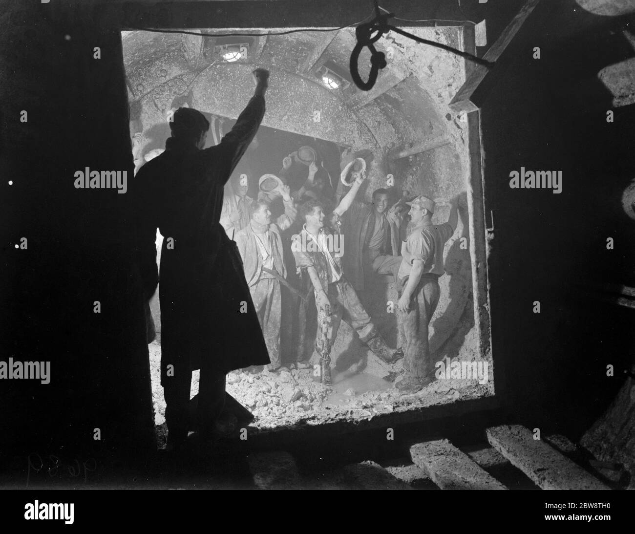 Die Fertigstellung des Pilot Dartford Tunnel . Der Moment, in dem sich die beiden Teile des Tunnels treffen, einer kommt aus Essex und der andere aus Kent. 11. Oktober 1938 Stockfoto