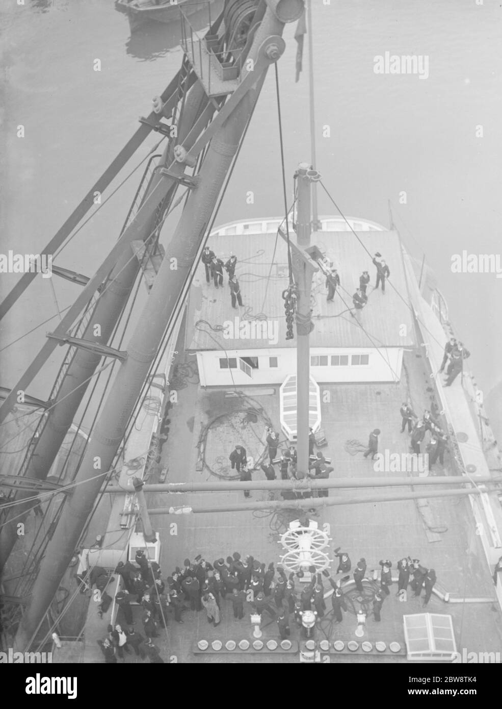 HMS Worcester ein Trainingsschiff in Greenhithe, Kent, für die Thames Nautical Training College, aus der Takelage bei der Montage des neuen Mastes gesehen. 1936 . Stockfoto