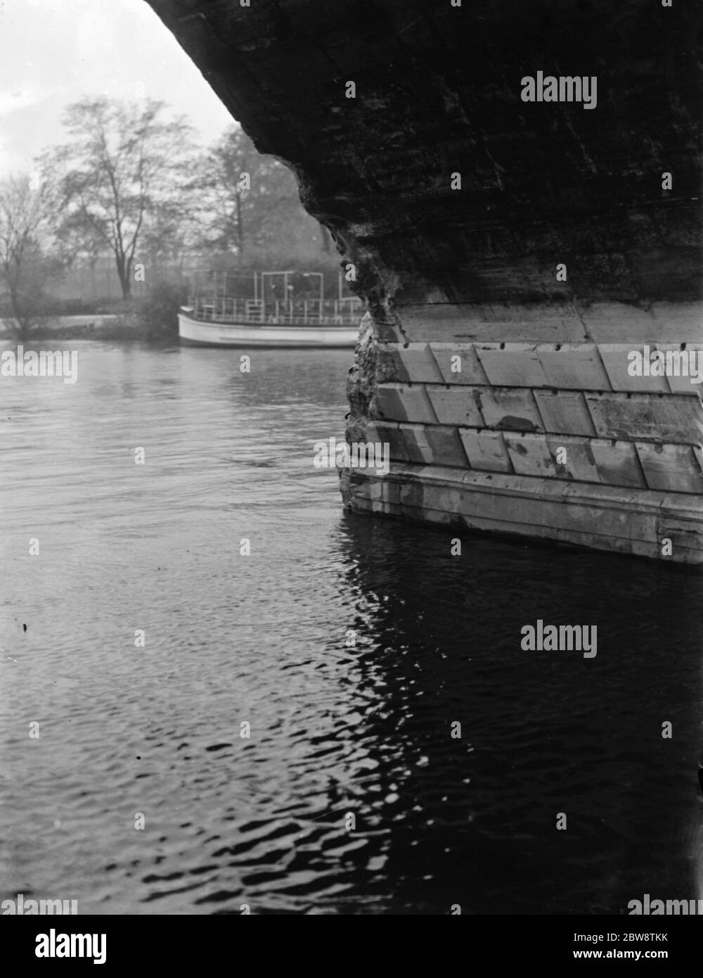 Association of Master Lightermen und Barge Besitzer haben einen Anträge für die Reparatur von Richmond Bridge an der Themse in London. Fotos zeigen die beschädigten Fundamentpiers der Richmond Bridge. 26. Oktober 1936 Stockfoto