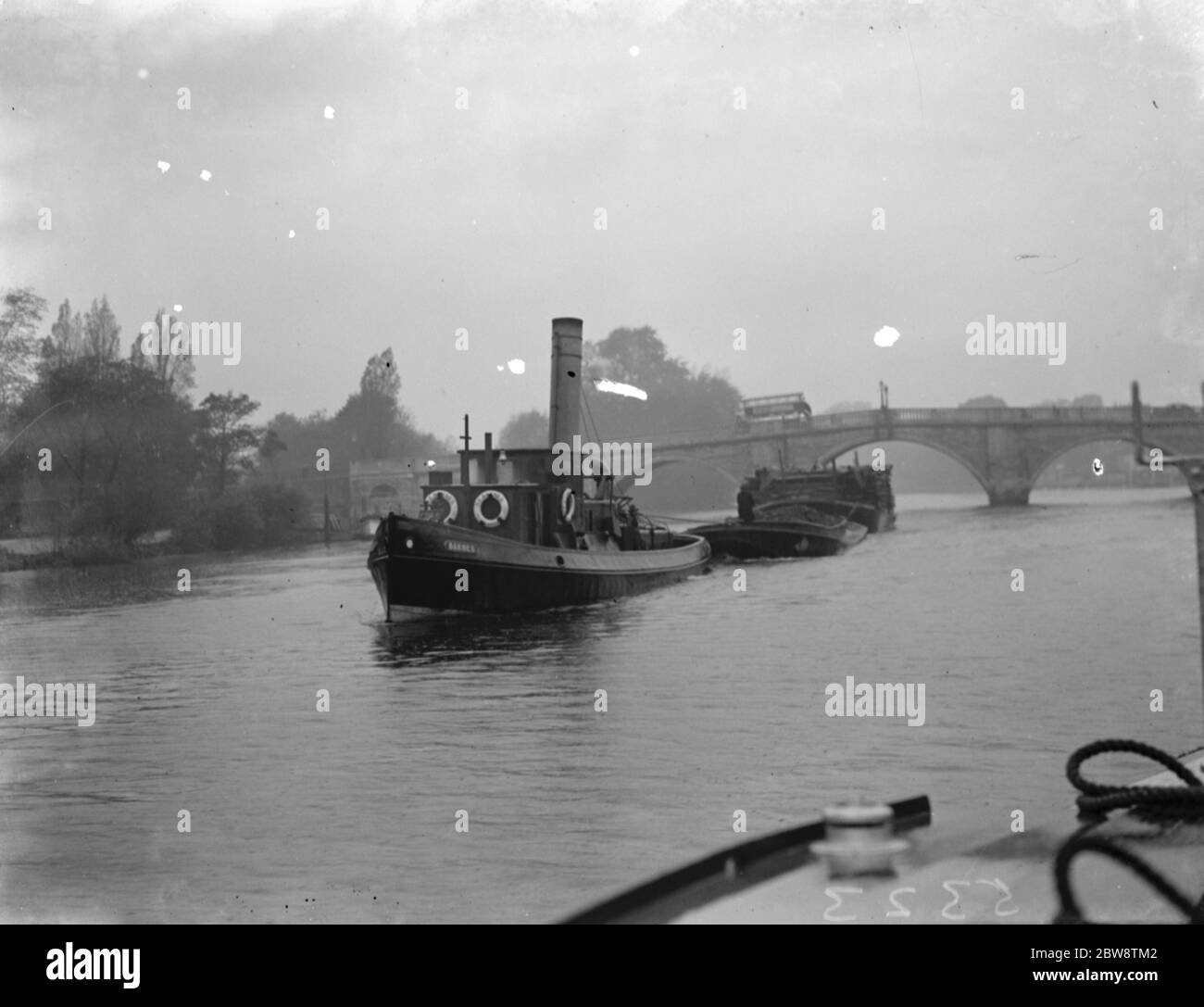 Association of Master Lightermen und Barge Besitzer haben einen Anträge für die Reparatur von Richmond Bridge an der Themse in London. Fotos zeigen einen Schlepper, der einen beladenen Lastkahn unter der Richmond Bridge schleppt. 1936 26. Oktober 1936 Stockfoto