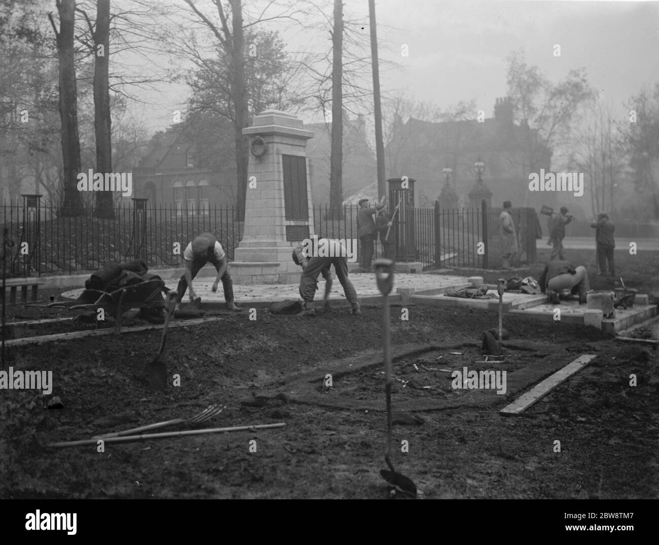 Arbeiter, die Reparaturarbeiten am Sidcup Memorial, Kent, beenden. 1936 Stockfoto