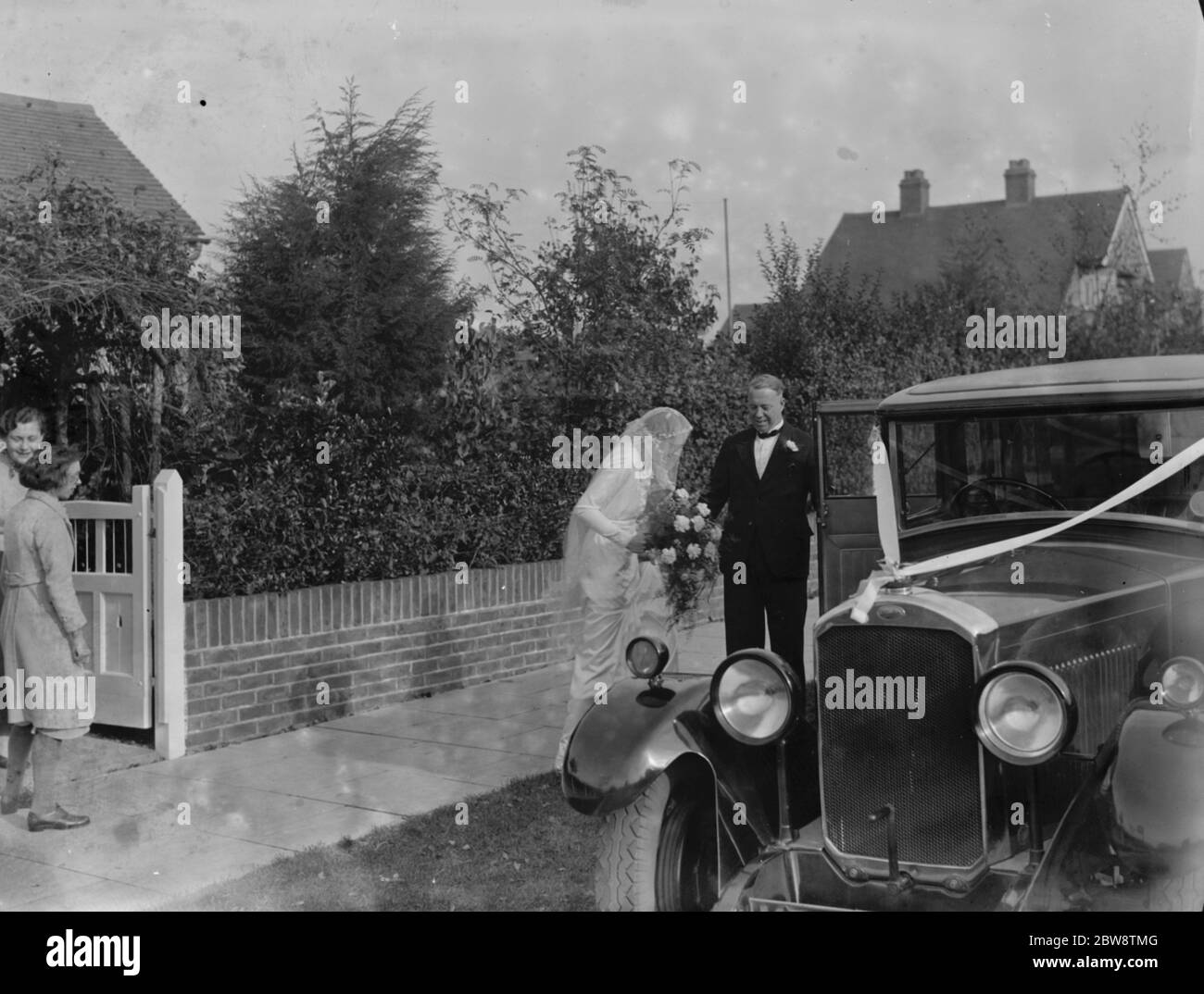 Die Hochzeit Kenwards und Martin. Die Braut im Begriff, die Braut Auto zu betreten. 1936 Stockfoto