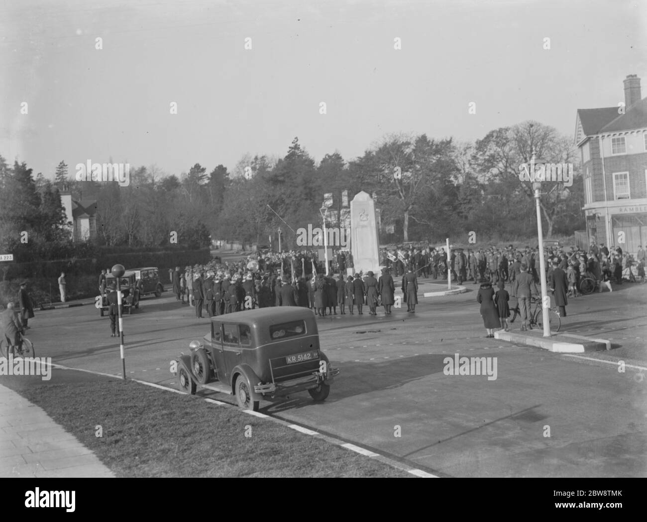 Waffenstillstand Gedenkfeier in Orpington, Kent. Die Menge versammelt sich um das Denkmal. November 1936 Stockfoto