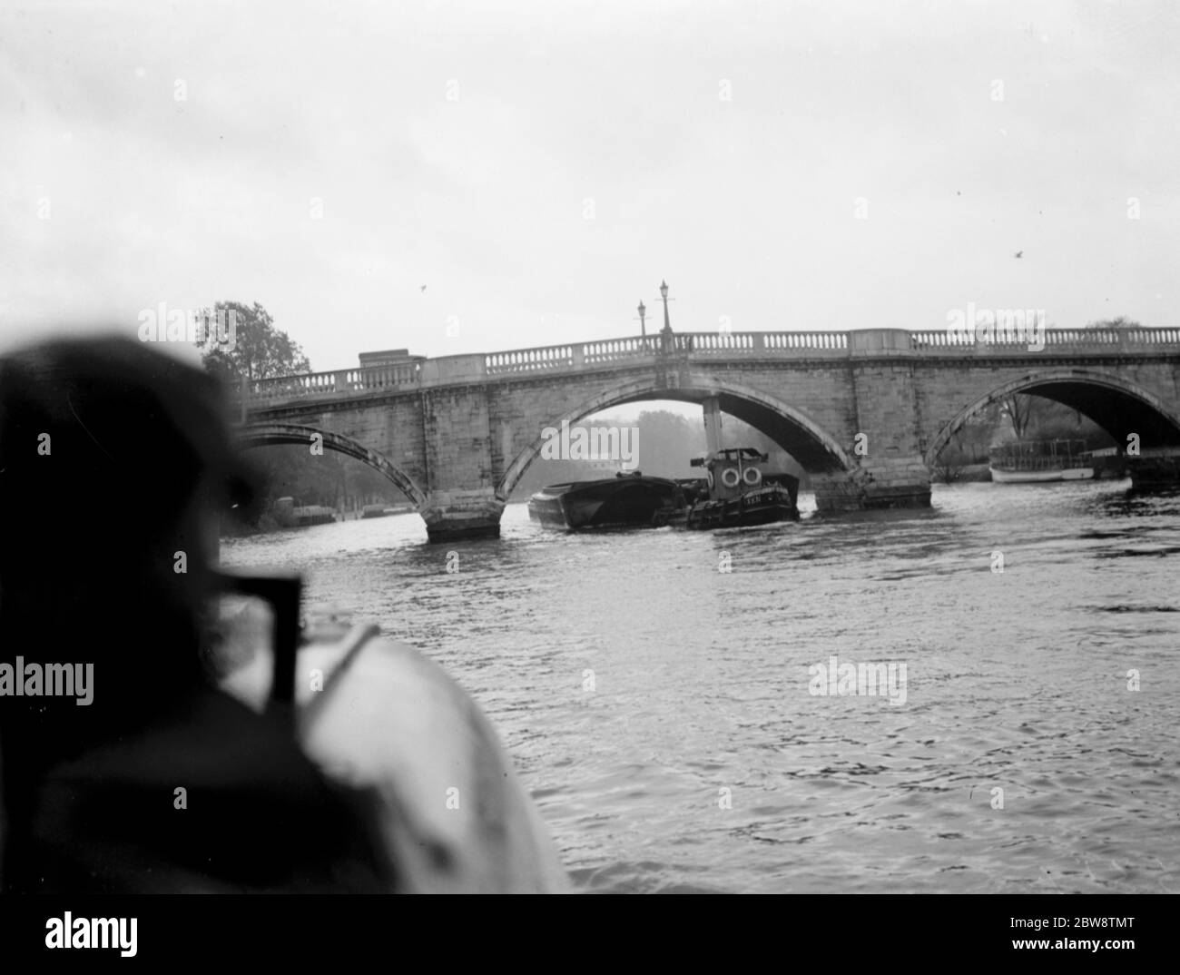 Association of Master Lightermen und Barge Besitzer haben einen Anträge für die Reparatur von Richmond Bridge an der Themse in London. Fotos zeigen einen Schlepper, der einen beladenen Lastkahn unter der Richmond Bridge schleppt. 1936 26. Oktober 1936 Stockfoto