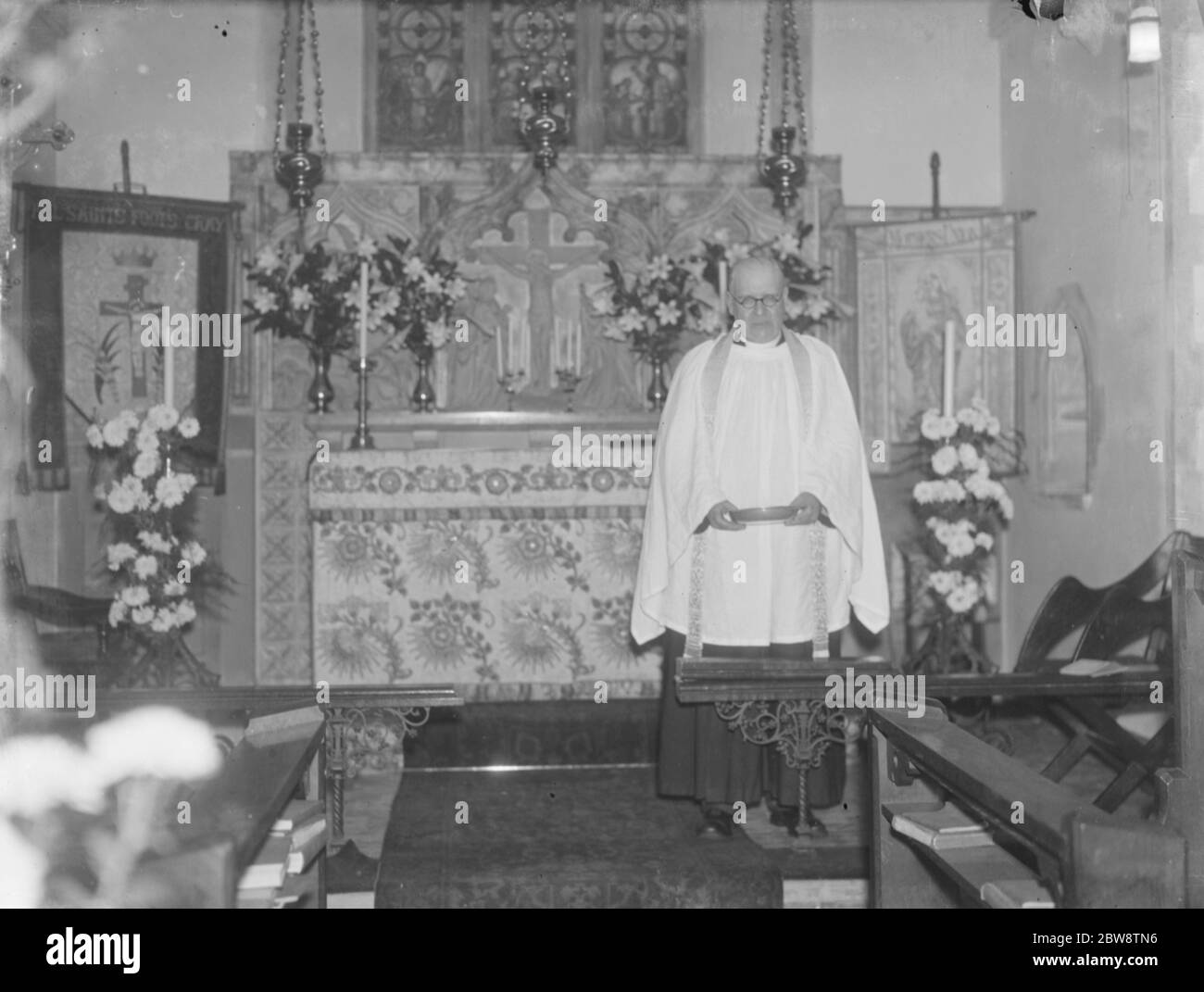 Reverend Beeley erhält ein Geschenk von Geld für die Kirche Ausgaben . 1936 Stockfoto