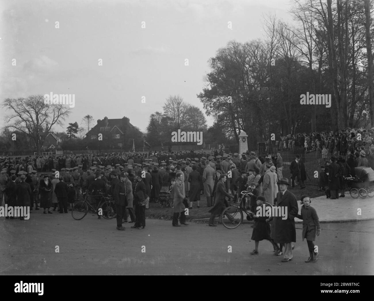Waffenstillstand Gedenkfeier in Sidcup, Kent. Die Menge versammelt sich um das Denkmal. November 1936 Stockfoto