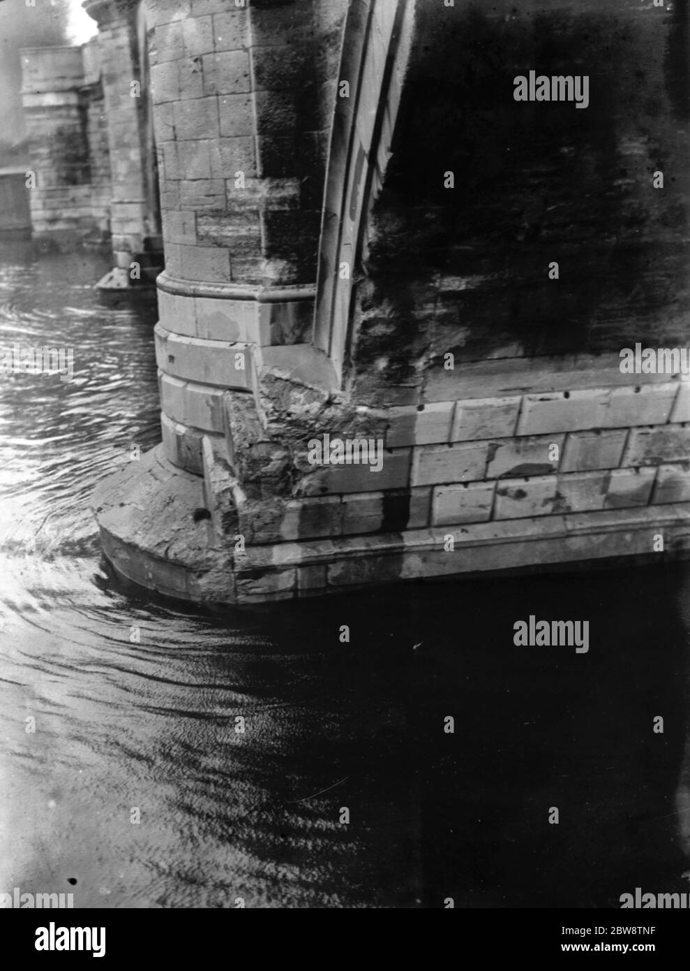 Association of Master Lightermen und Barge Besitzer haben einen Anträge für die Reparatur von Richmond Bridge an der Themse in London. Fotos zeigen die beschädigten Fundamentpiers der Richmond Bridge. 26. Oktober 1936 Stockfoto