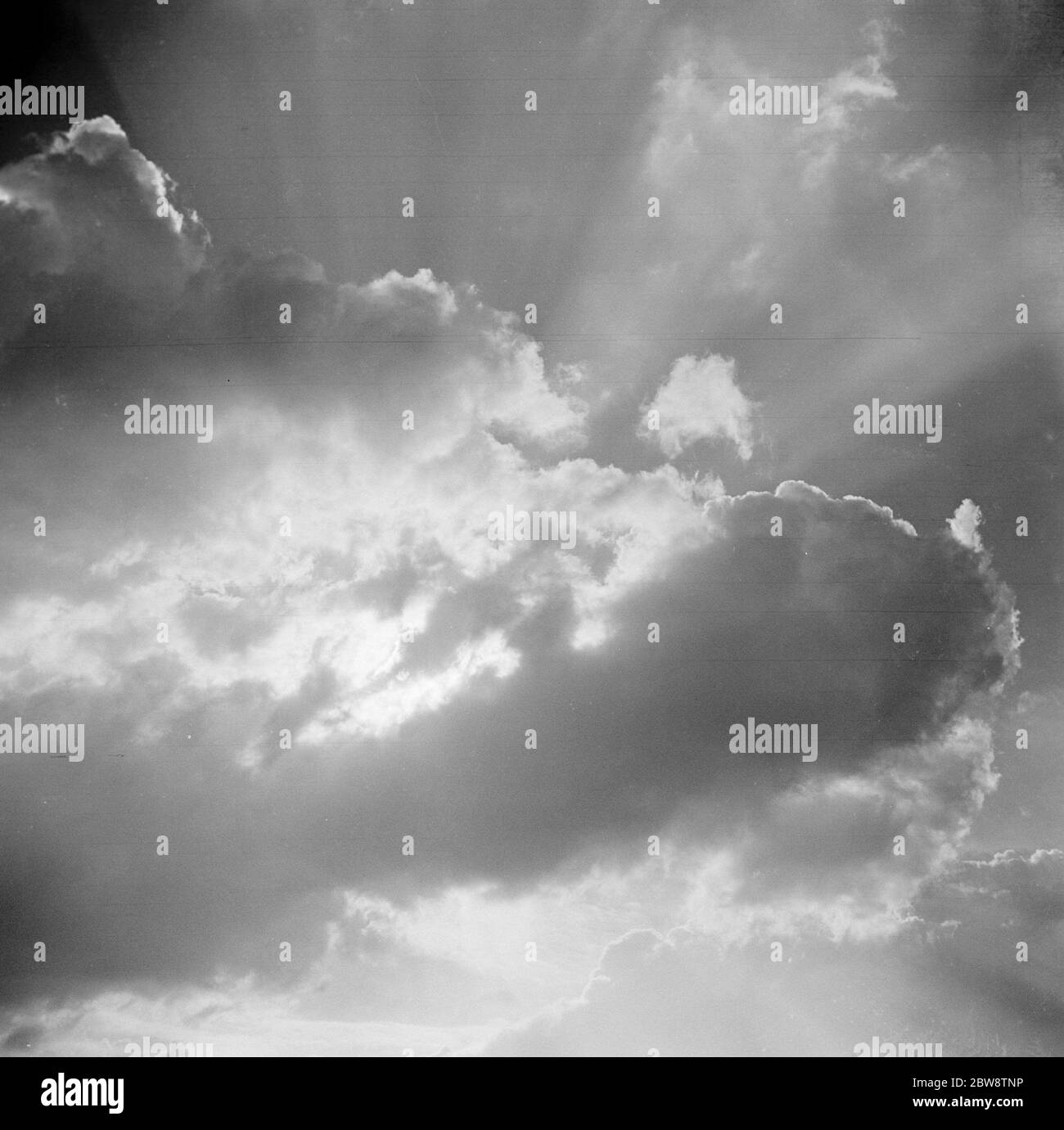 Die Sonne ist von einer Wolke bedeckt. 1936 Stockfoto
