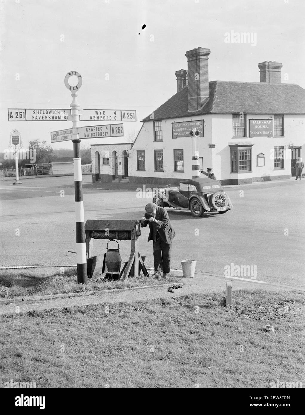 Am Straßenrand gut durch die halbe Weg House Inn in Challock Cross Roads, Kent. 1938 Stockfoto