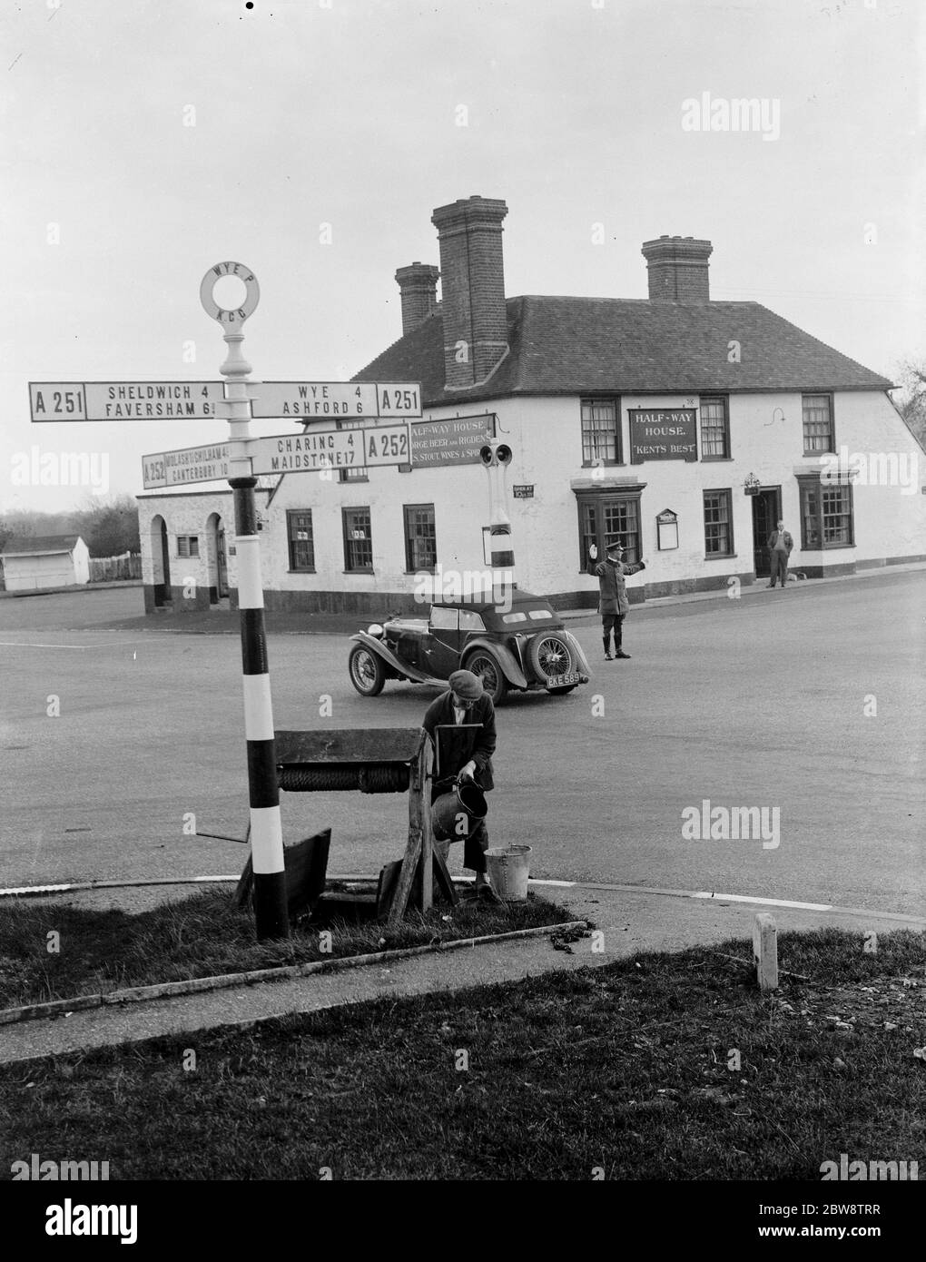 Am Straßenrand gut durch die halbe Weg House Inn in Challock Cross Roads, Kent. 1938 Stockfoto