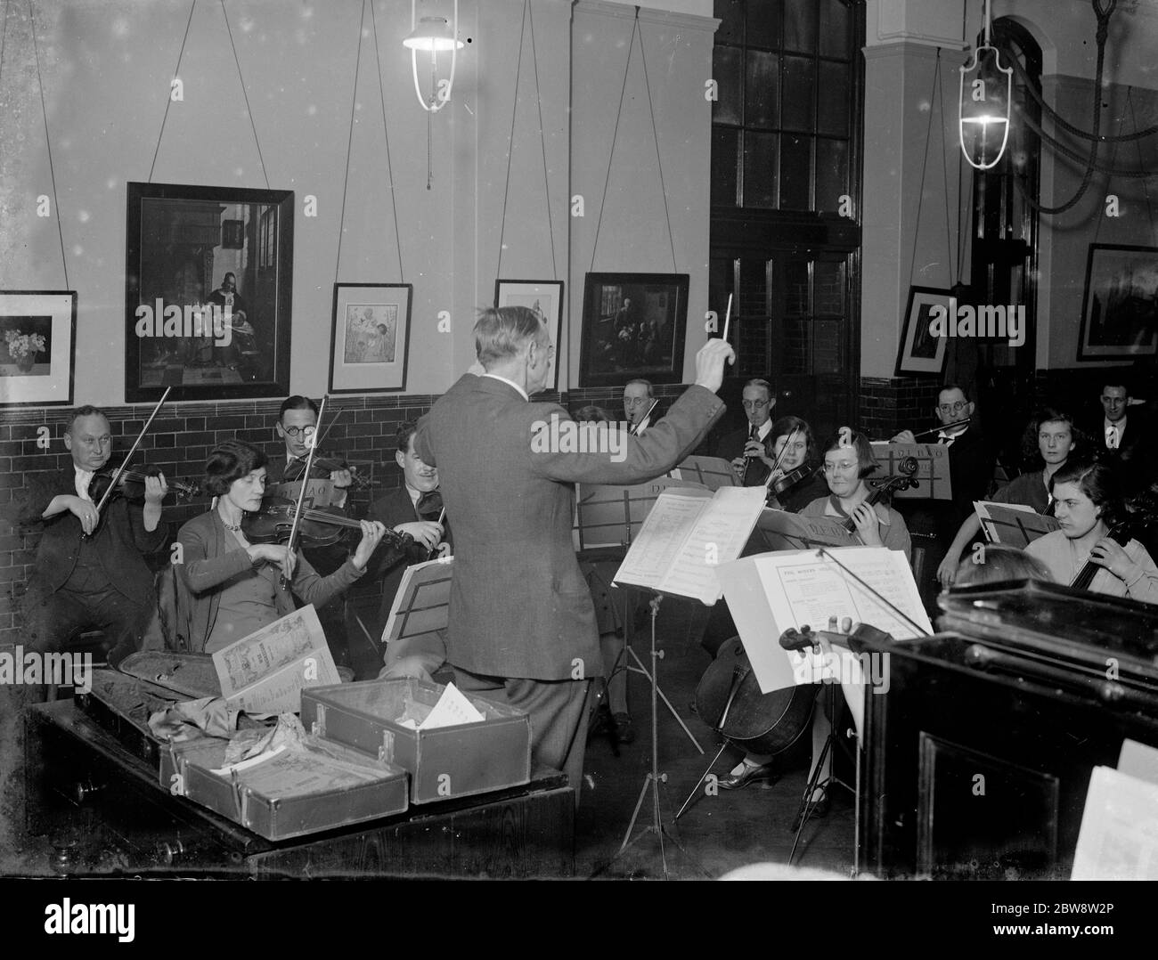 Das Orchester N E R A Proben mit ihrem Dirigenten. 1936 Stockfoto