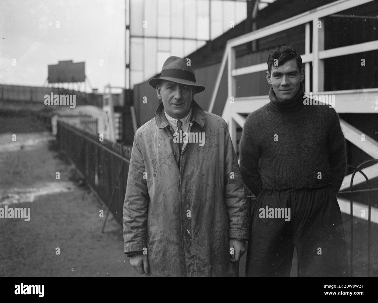 Star-Spieler, Fred Dell von Dartford Football Club posiert mit dem Manager, Bill Collier vor dem Stand. 1936 Stockfoto