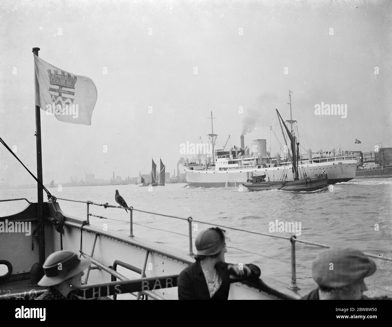 Passanten an Bord eines Bootes sehen den Handelsdampfer "das Bajamar von Oslo" auf der Themse in der Nähe von Woolwich, London. 1938 Stockfoto