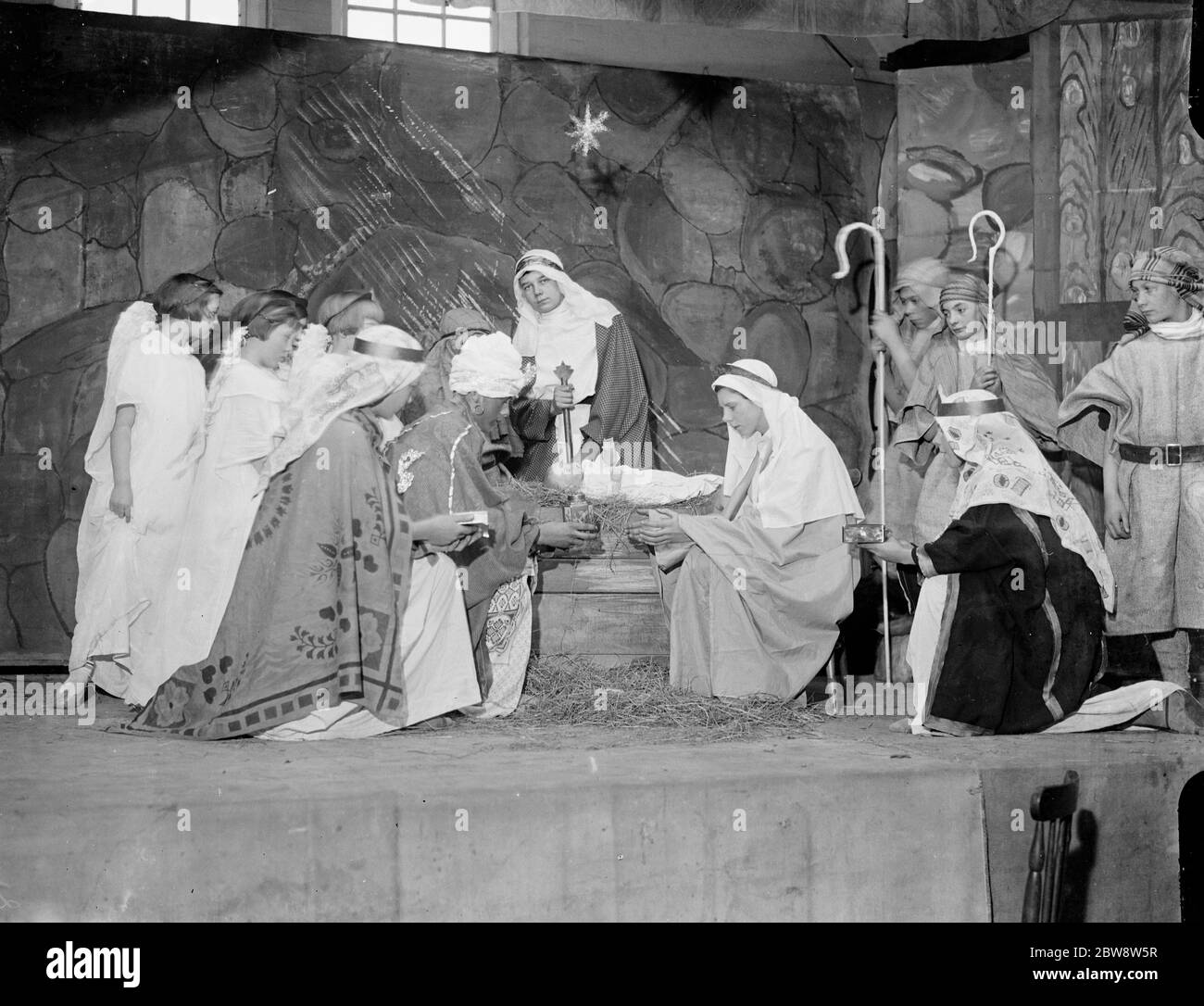 Kinder führen die Nativityscene in Brent School, Dartford, Kent. 1936 Stockfoto
