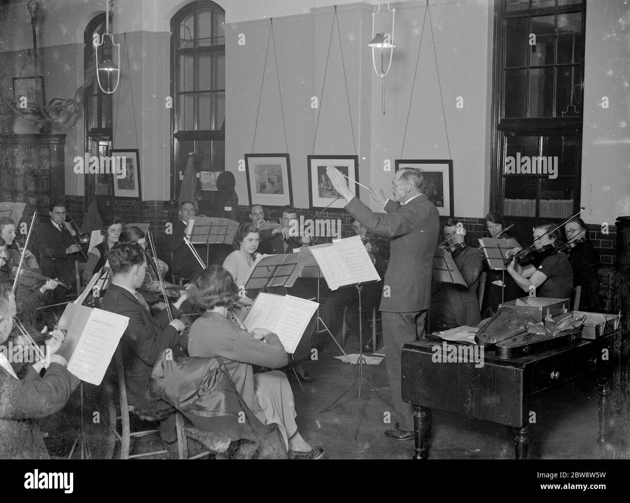 Die Orchesterprobe N E R A unter der Leitung des Dirigenten. 1936 Stockfoto