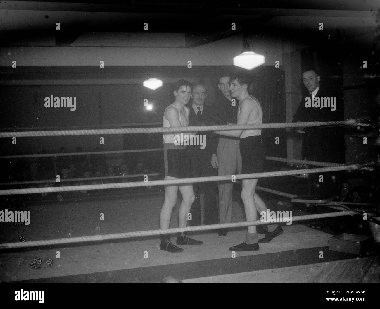 Jungs im Ring im Eltham Boxing Club. 1936 Stockfoto