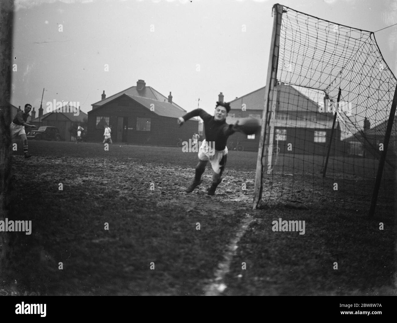 Fußballspiel: New Cross Methodist Football Club gegen R A C S Football Club. Torwart macht einen speichern. 1938 Stockfoto