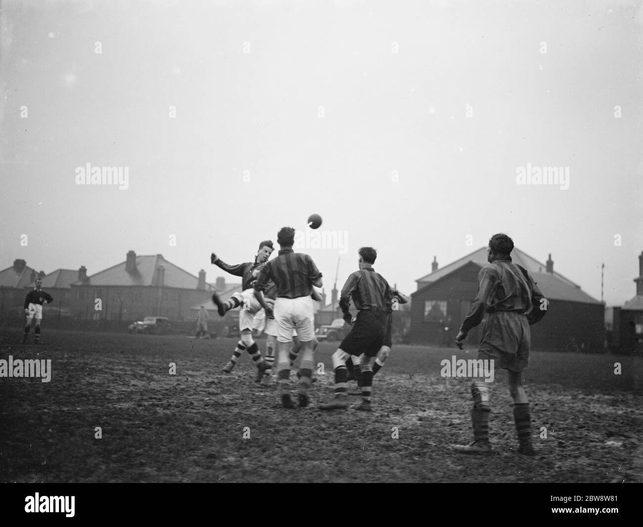 Fußballspiel: New Cross Methodist Football Club gegen R A C S Football Club. Die Spieler konkurrieren um den Ball. 1938 Stockfoto