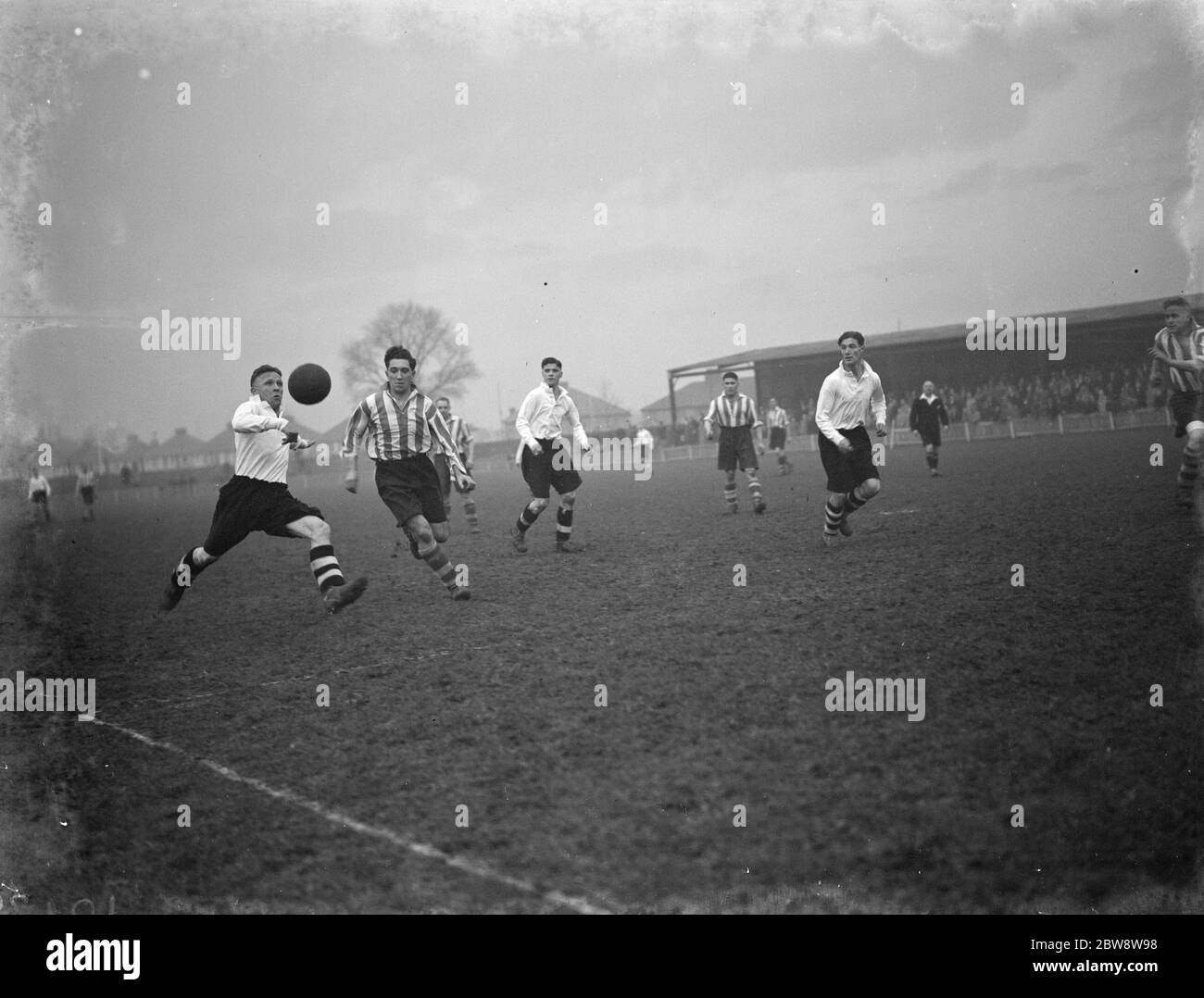 Dartford vs. Torquay United Reserves - Southern League - Dartford - 31/12/38 Spieler konkurrieren um den Ball. 1938 Stockfoto