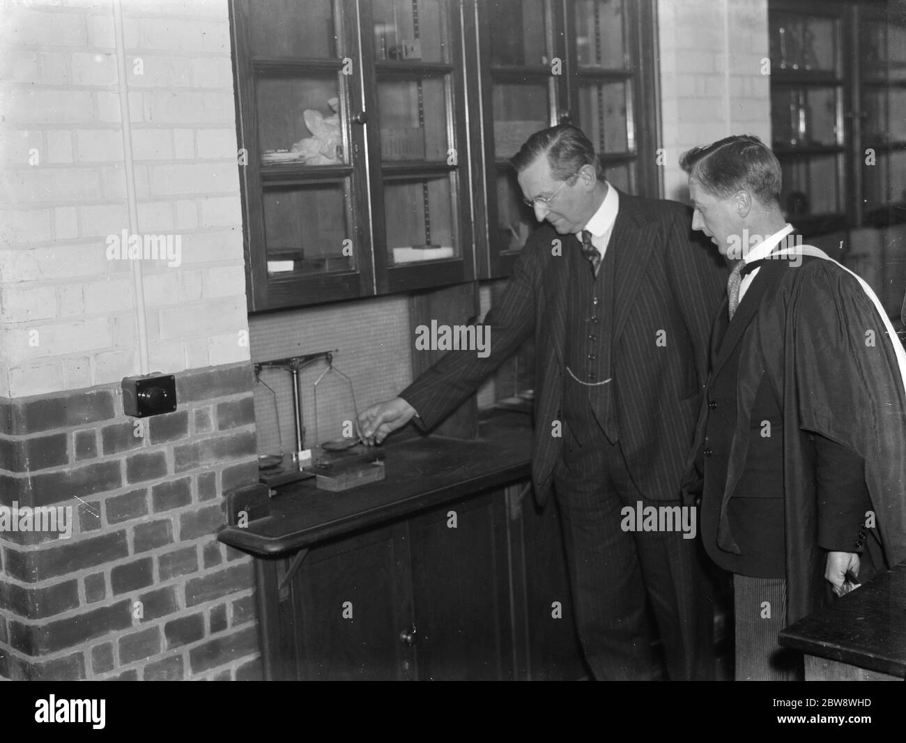 Der neue Flügel in Eltham College, die eröffnet wurde von der Marquess of Lothian. Hier untersucht der Marquess (links) einige Balancewaagen in einem der neuen Klassenzimmer. 1937 Stockfoto