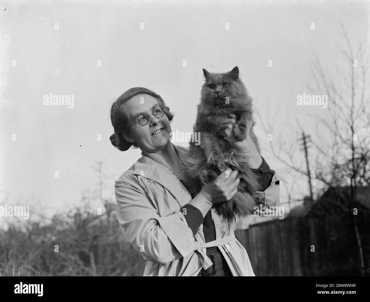 Die Bürgermeisterin von Bexley, Frau Buckingham, die eine ihrer Preisträgerkatzen hält. 1938 Stockfoto