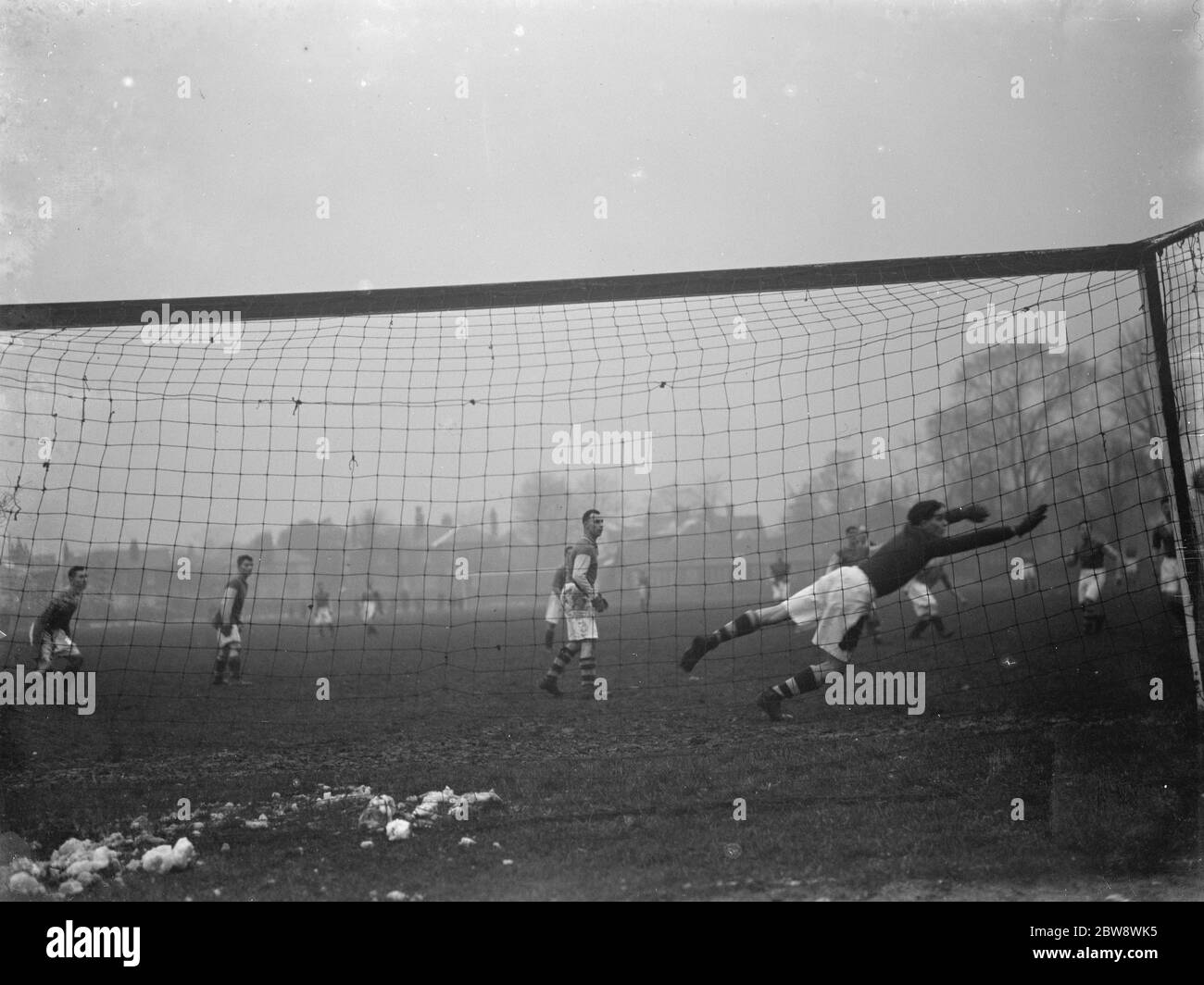 Bexley gegen Northfleet , Amateure Fußballspiel . Torhüter macht einen Sprung zu retten. 1937 Stockfoto