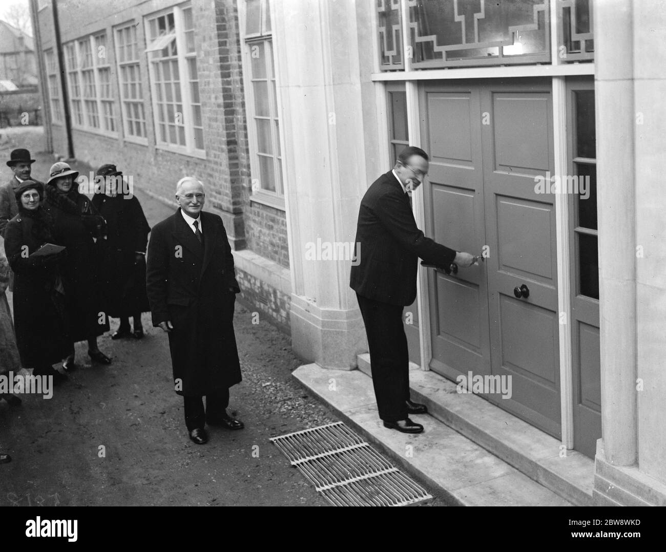 Der neue Flügel in Eltham College, die eröffnet wurde von der Marquess of Lothian. Hier öffnet die Marquess die Eingangstür zum neuen Gebäude. 1937 Stockfoto