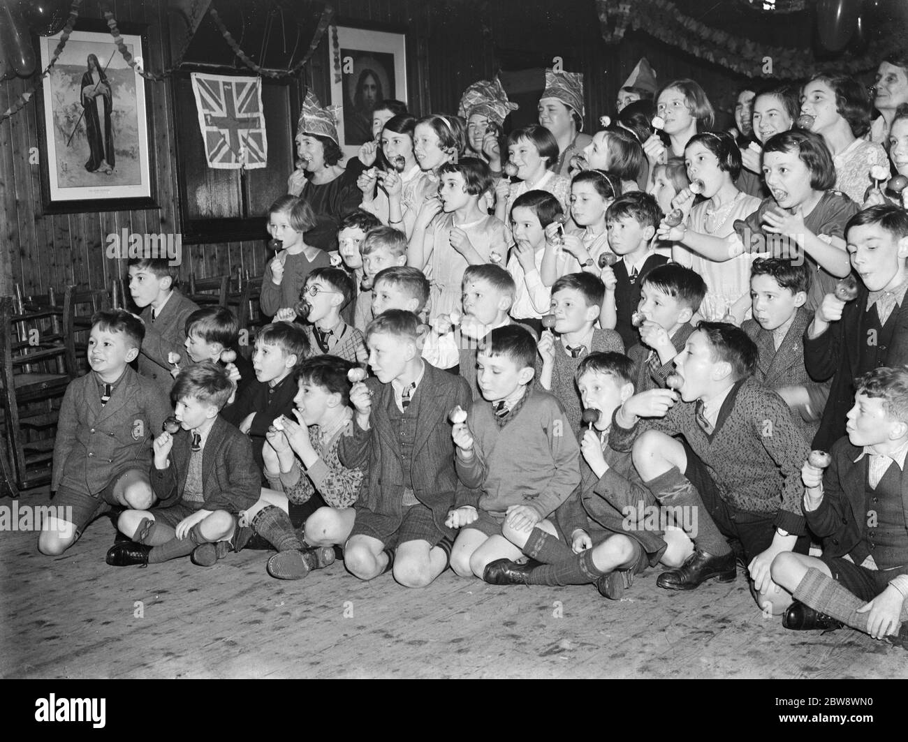 Toffee Apfel Wettbewerb in Lamorbey, London. 1937 Stockfoto