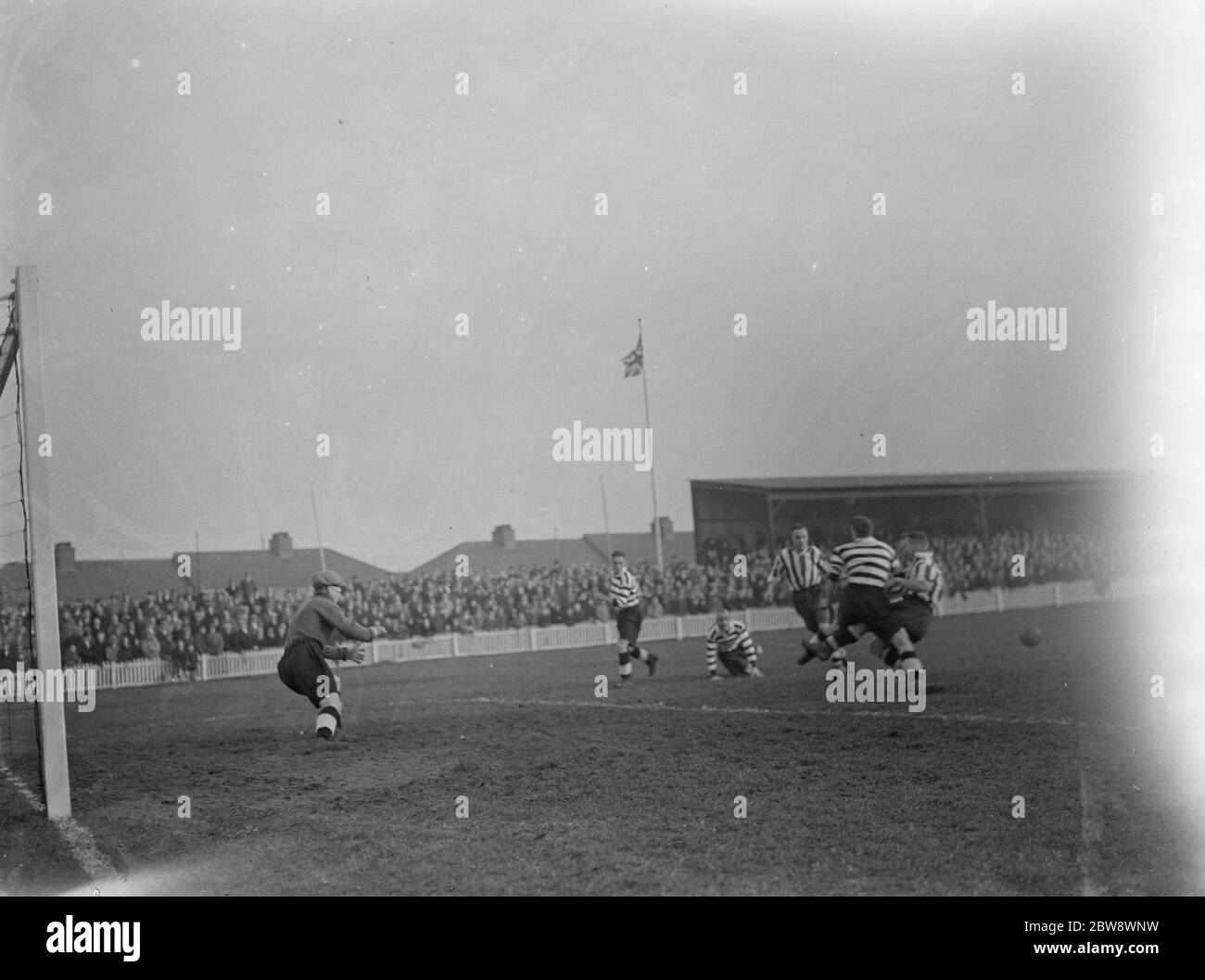 Dartford gegen Darlington Fußballspiel. Aktion vor dem Ziel . 1937 Stockfoto