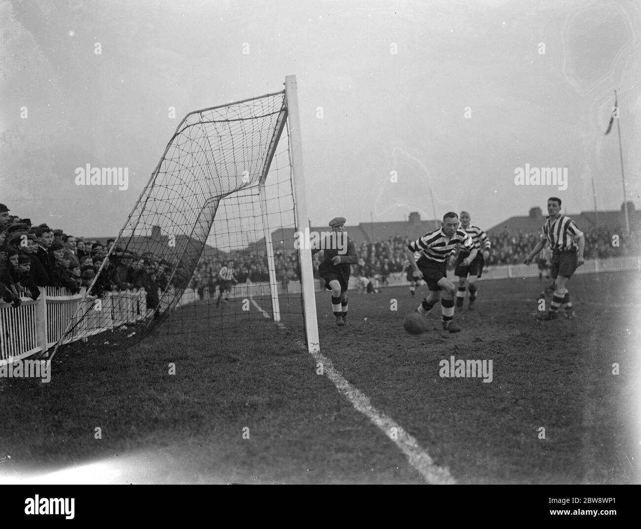 Dartford gegen Darlington Fußballspiel. Aktion vor dem Ziel . 1937 Stockfoto