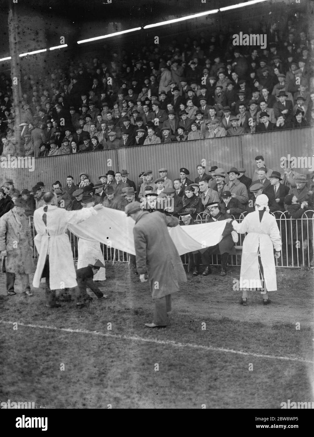 Dartford gegen Darlington Fußballspiel. Das erste-Hilfe-Team ist in Bereitschaft. 1937 Stockfoto
