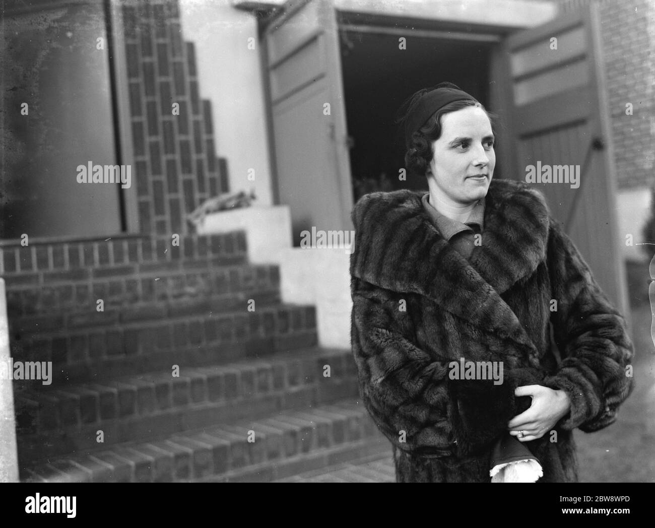 Frau Zehnder vor ihrem Haus. Werbeaufnahmen für den Daily Mirror gemacht. 1937 Stockfoto