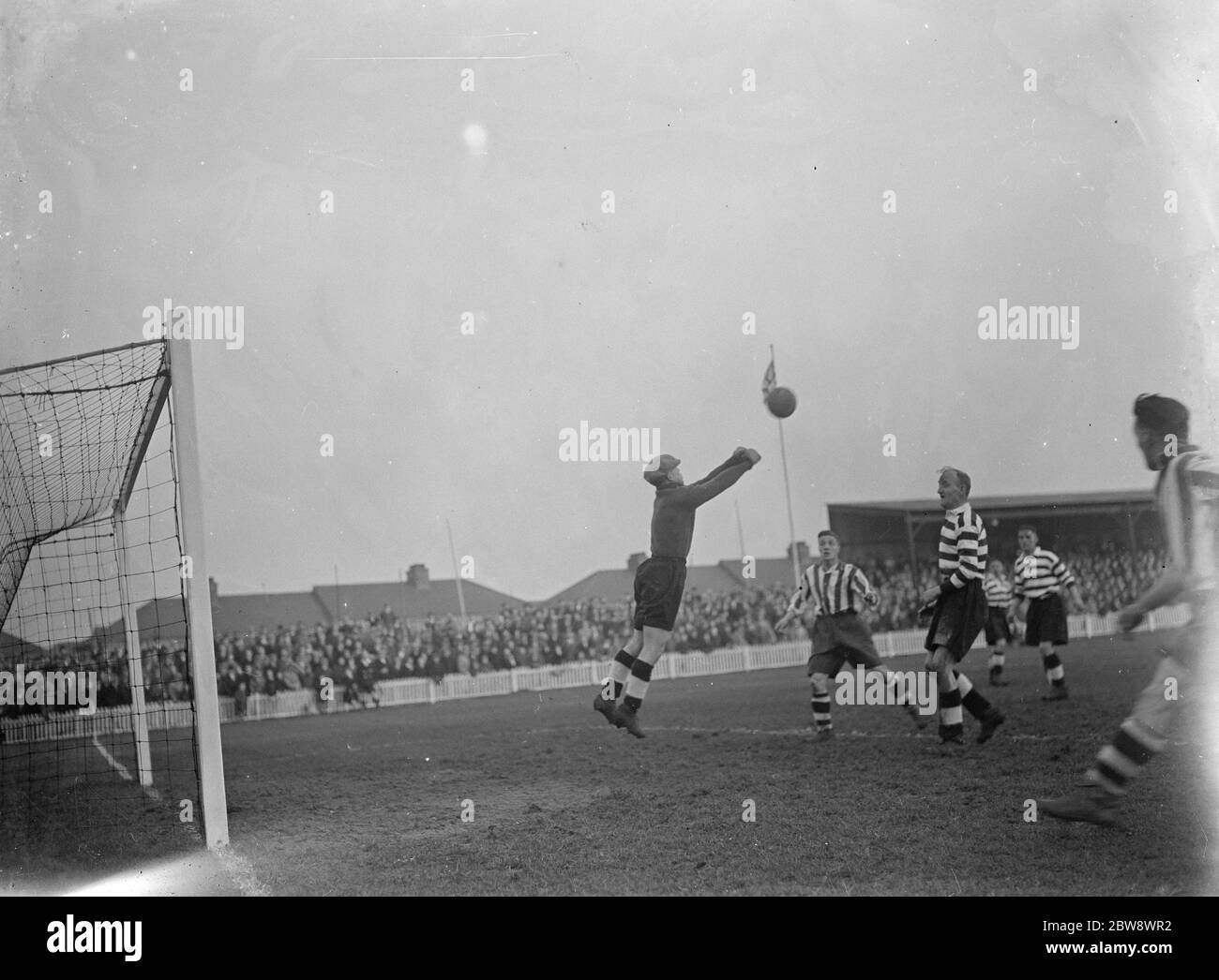 Dartford gegen Darlington Fußballspiel. Aktion vor dem Tor, macht der Torwart eine spektakuläre speichern. 1937 Stockfoto