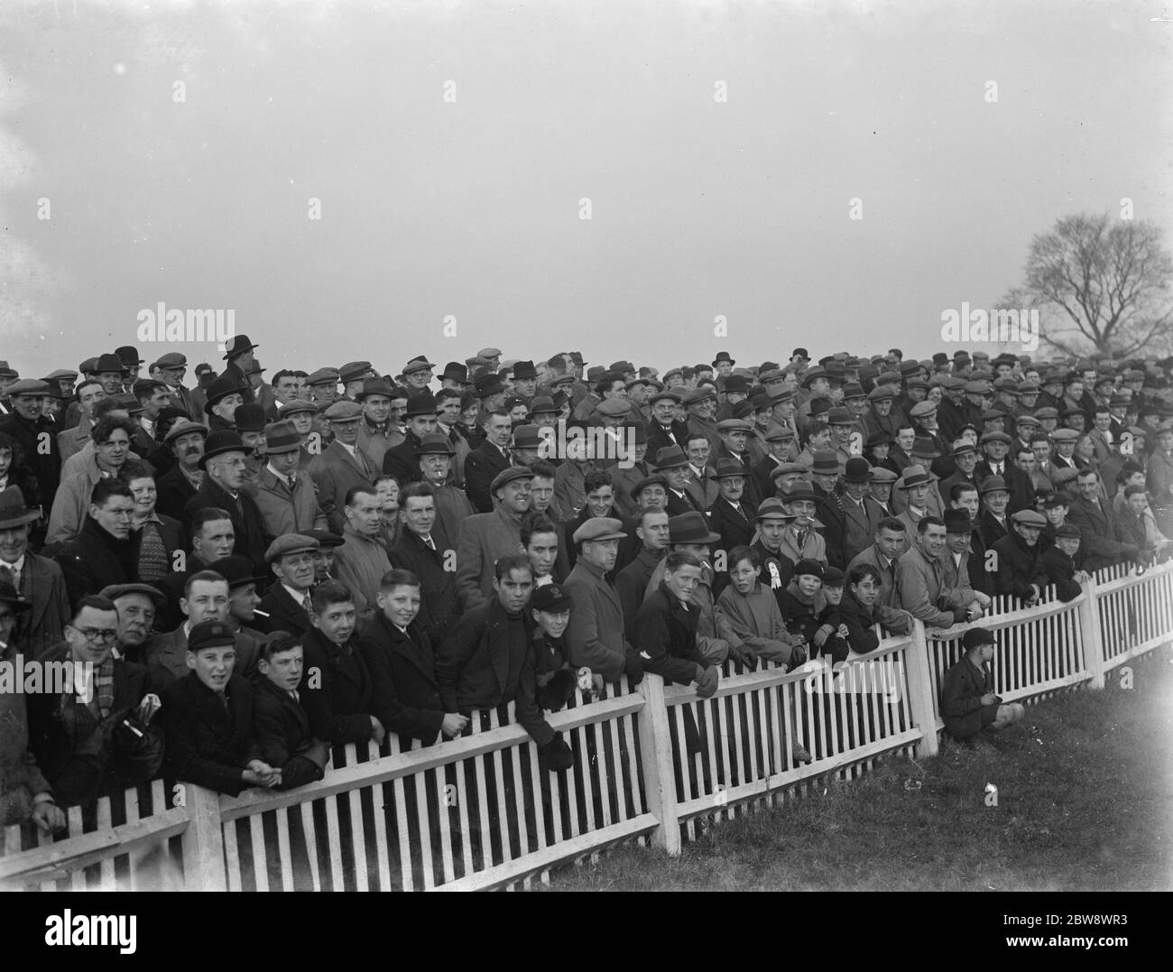 Dartford gegen Darlington Fußballspiel. Die Zuschauer . 1937 Stockfoto