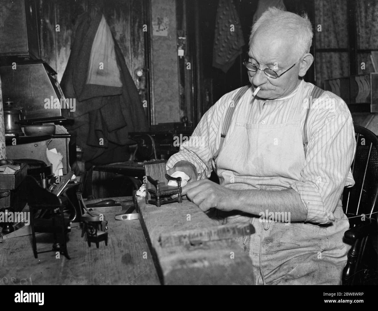 Mr R A Barrett, der Modellmöbelhersteller aus Sydenham, Lewisham, hier bei der Arbeit gesehen. 1939 Stockfoto