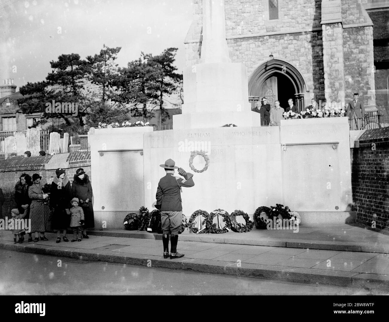 Nehmen Sie den Gruß an der Eltham war Memorial, wo Kränze wurden an der Waffenstillstandsservice gelegt. 1936 Stockfoto