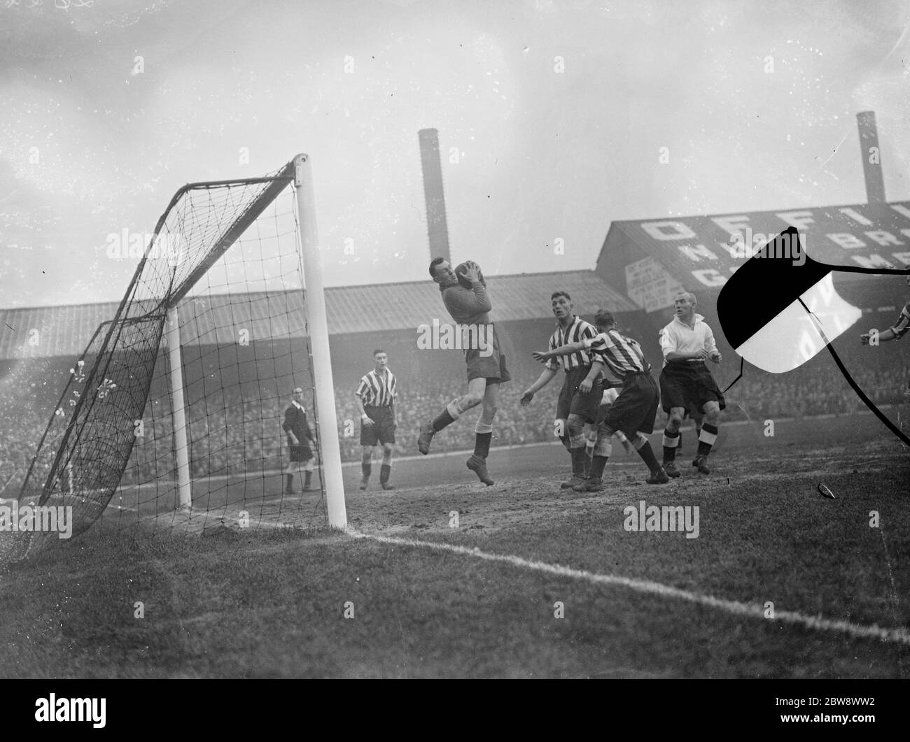 Der Torwart macht einen Save während des Spiels zwischen Dartford Football Club und Derby County Football Club in der FA Cup dritte Runde. 11. Januar 1936 Stockfoto