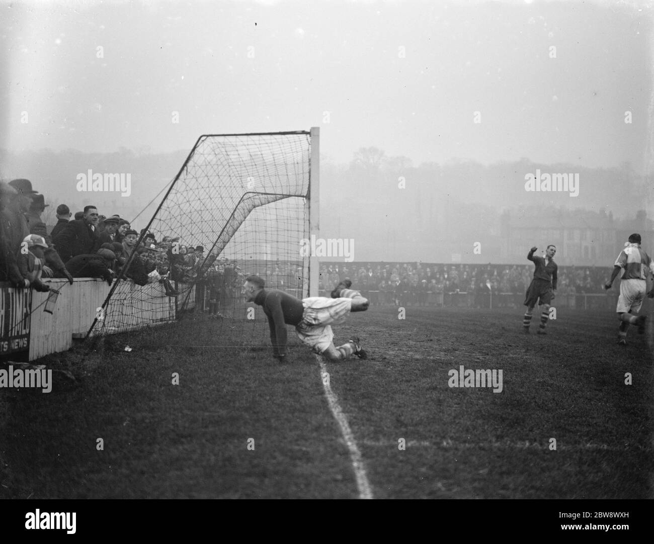 Erith und Belvedere gegen Barking - FA Amateur Cup - Erith und Belvedere Torwart George Barron schiebt den Ball vorbei an der Post - 14/01/39 Tor Mund Aktion . 1939 Stockfoto