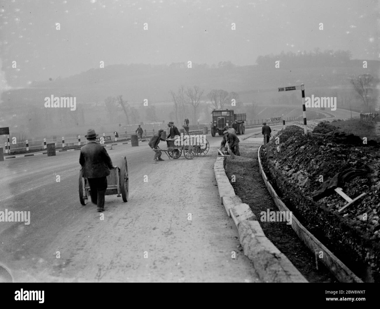 Straßenarbeiten in Farningham in Kent. Arbeiter Banking die Straße . 1936 Stockfoto