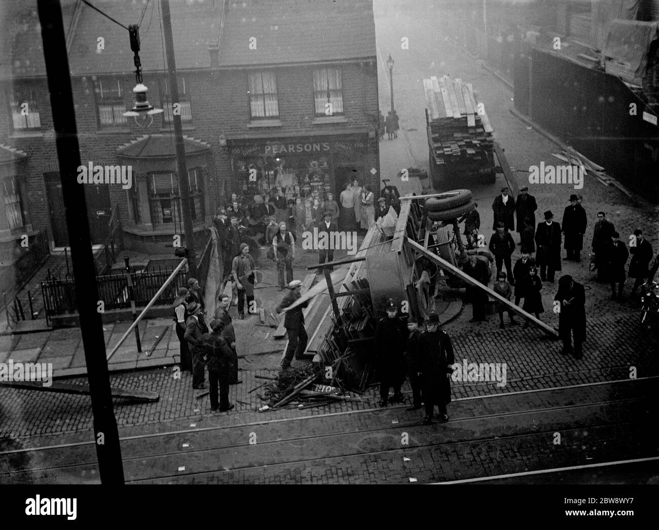 Ein in Deptford umgekippter LKW zieht eine Menge an. 1936 Stockfoto