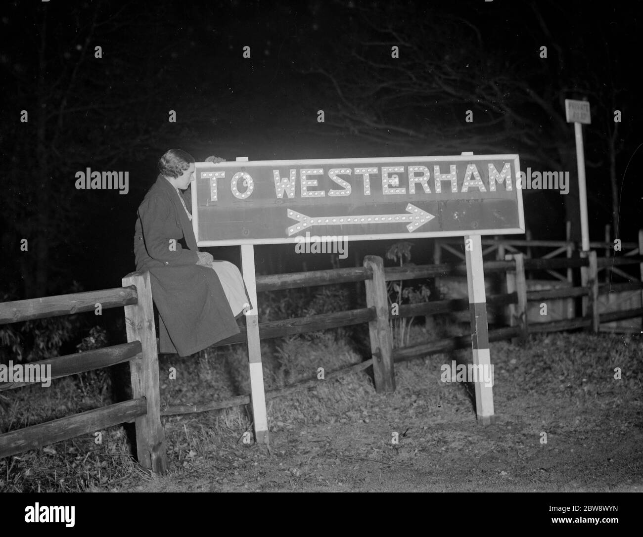Das Schild Westerham Road leuchtet nachts auf. 1936 . Stockfoto