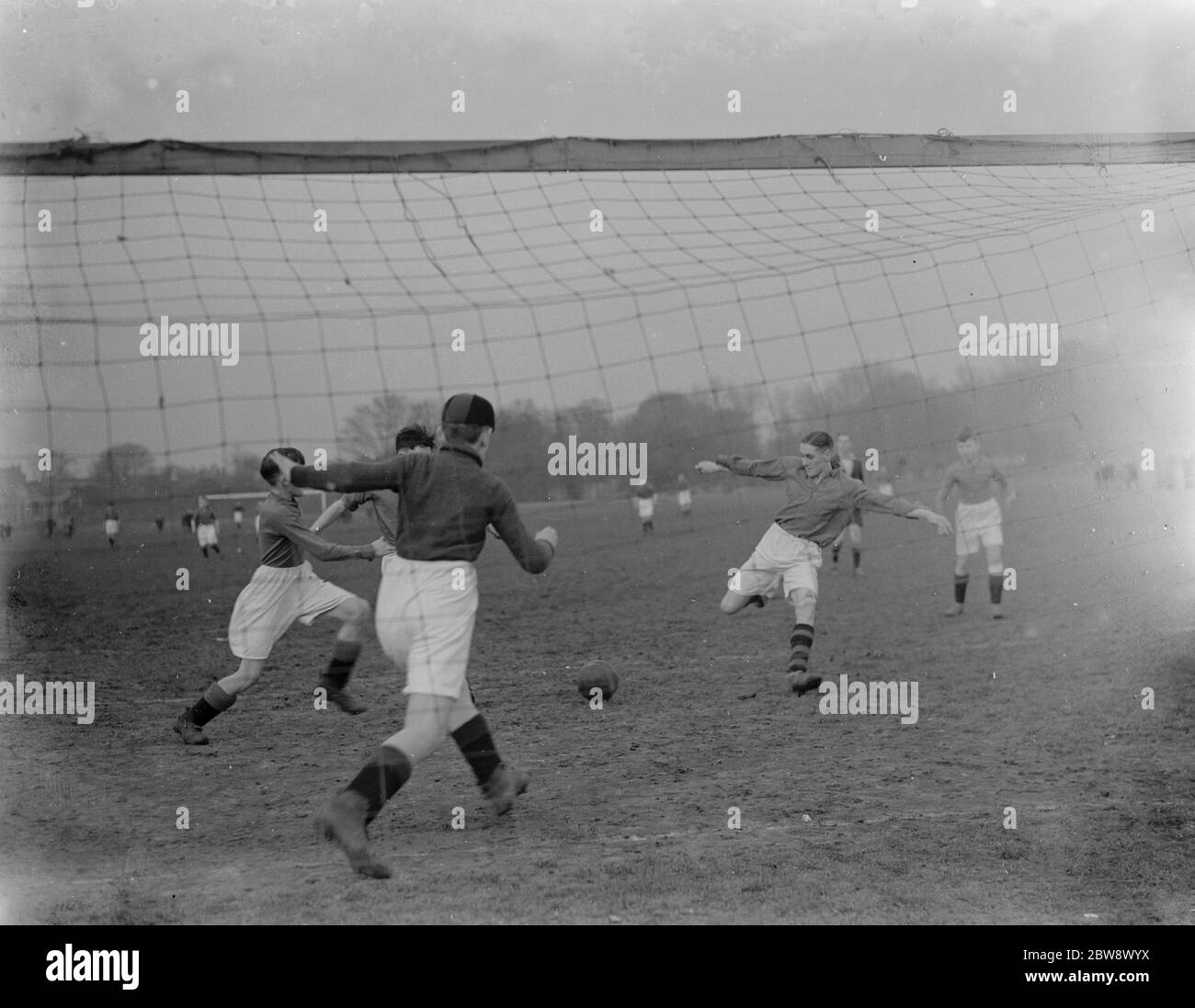 Jungen Fußballspiel in Dartford, Kent. North Kent und District gegen Northfleet . Torhüpfen Aktion . 1937 Stockfoto