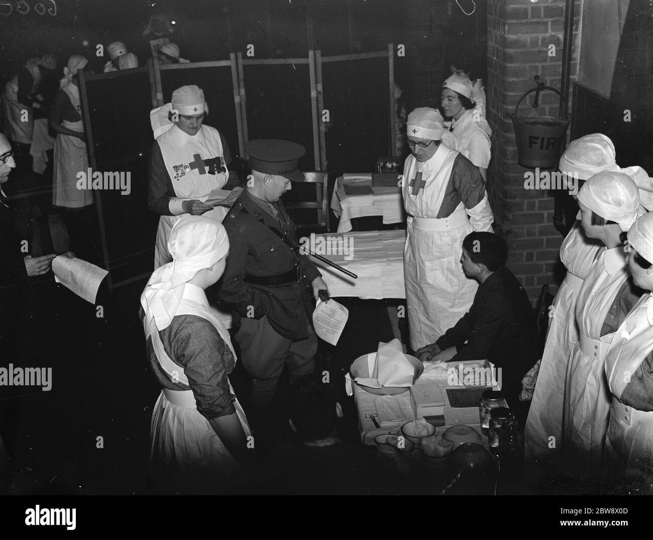 Major G T Mckonkey übersieht die freiwillige Hilfe-Ablösung Demonstration in Chislehurst, Kent. 1937. Stockfoto