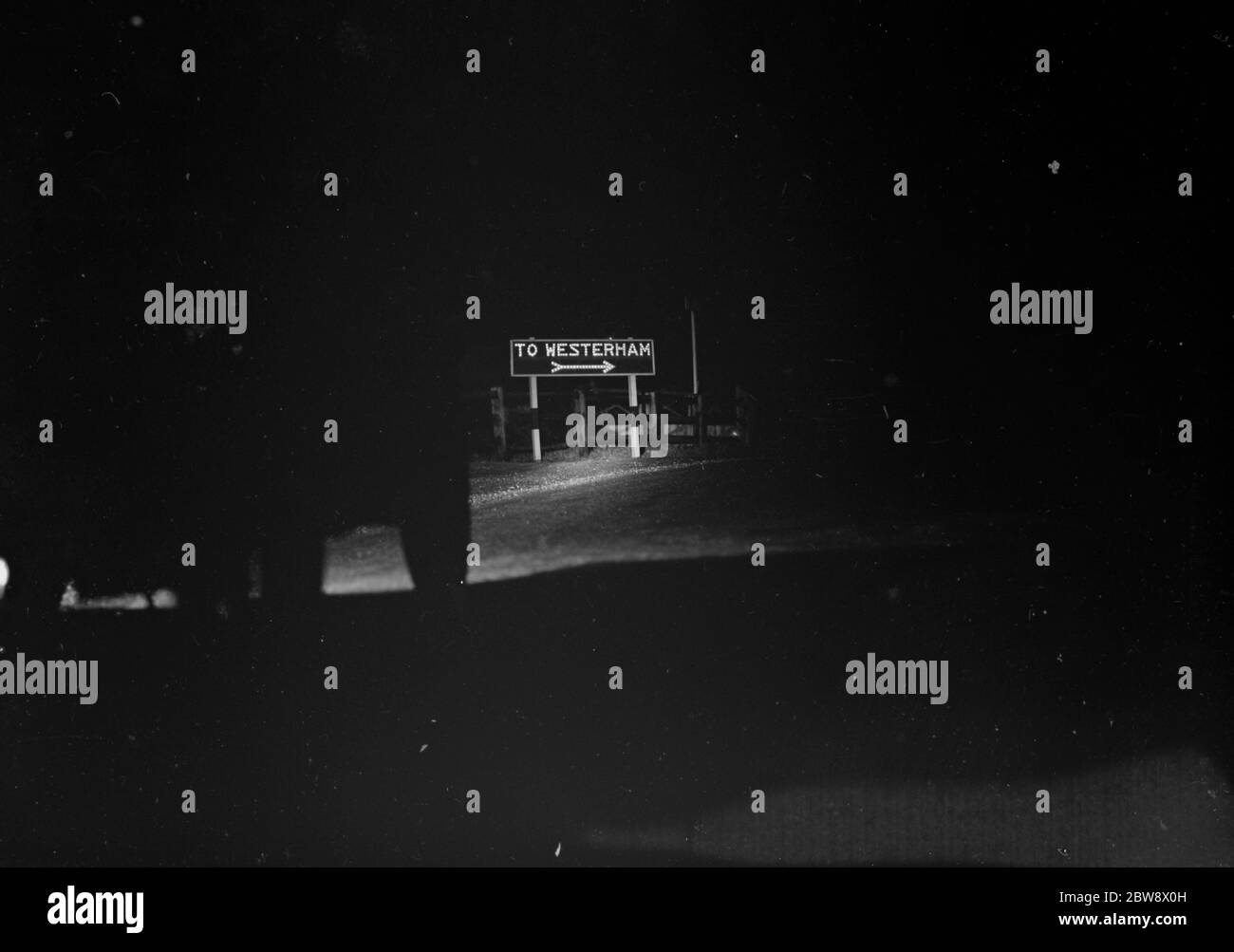 Westerham Straßenschild, wie man es nachts sieht. 1936 . Stockfoto