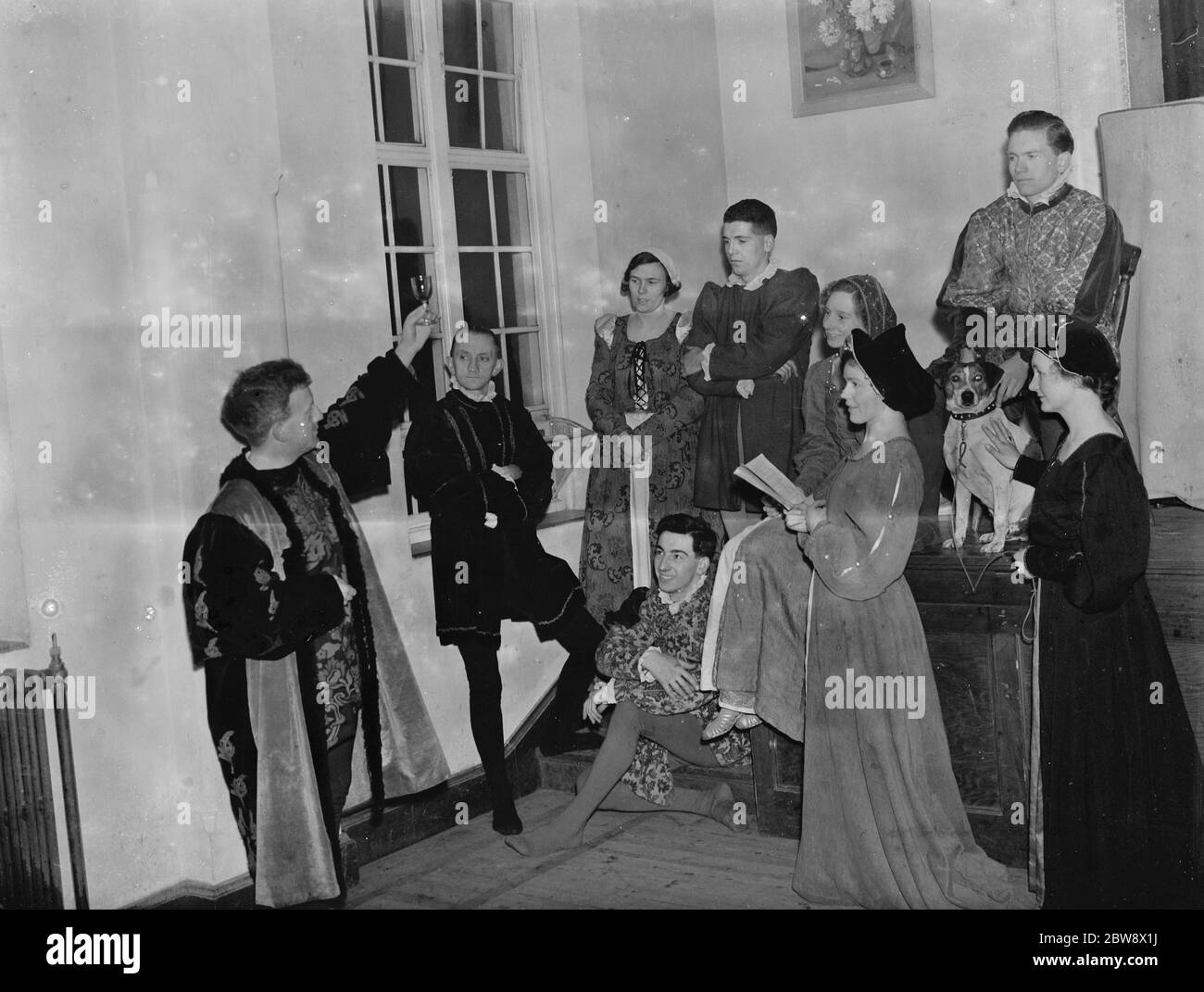 Eine Aufführung der Komödie "Lucrezia Bogia" s Little Party" in Sidcup Central School, Kent. 1937 Stockfoto