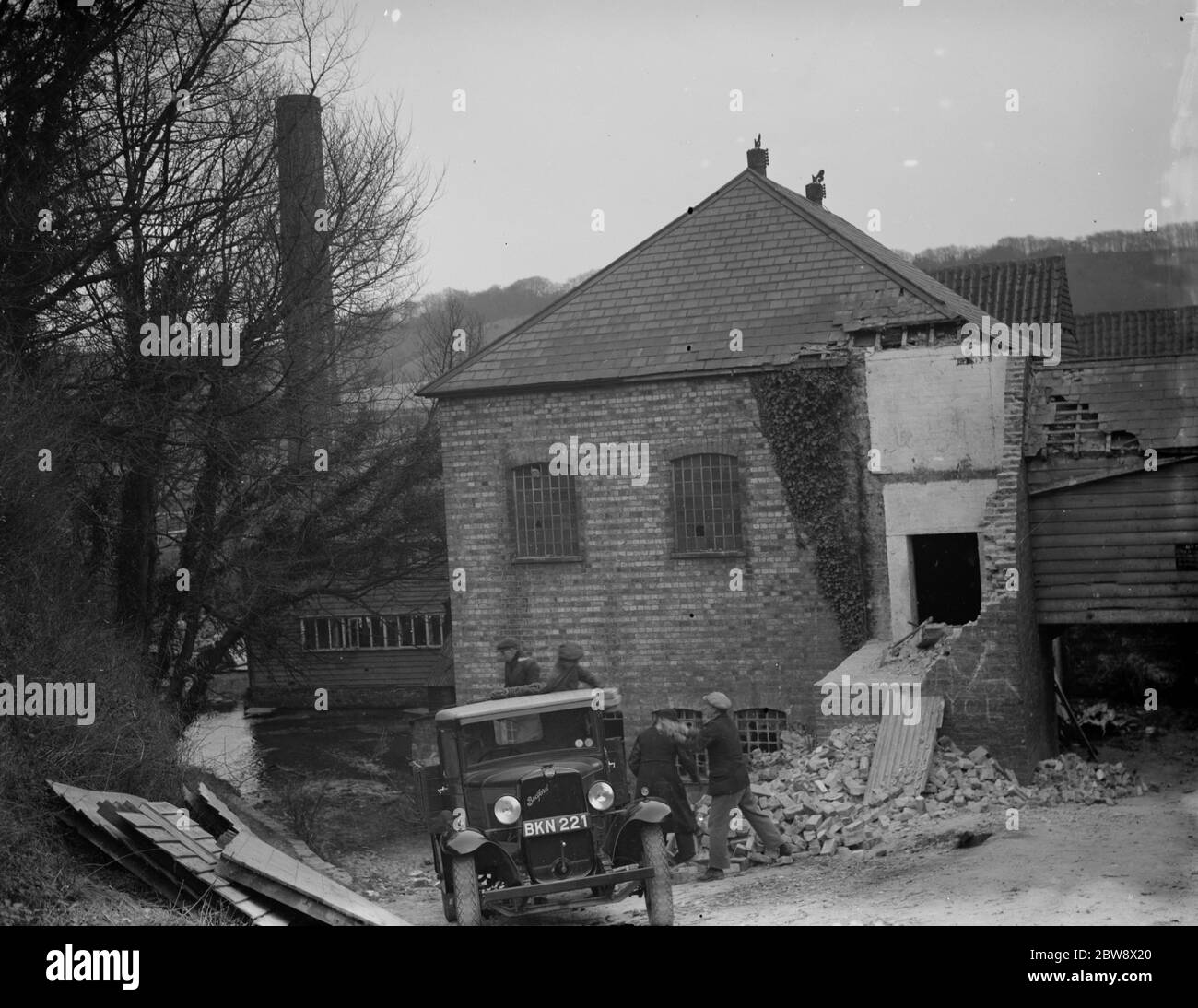 Arbeiter, die die alte Papierfabrik in Shoreham, Kent mit einem Bedford-Lastwagen vor sich abreißen. 10 Februar 1936 . Stockfoto